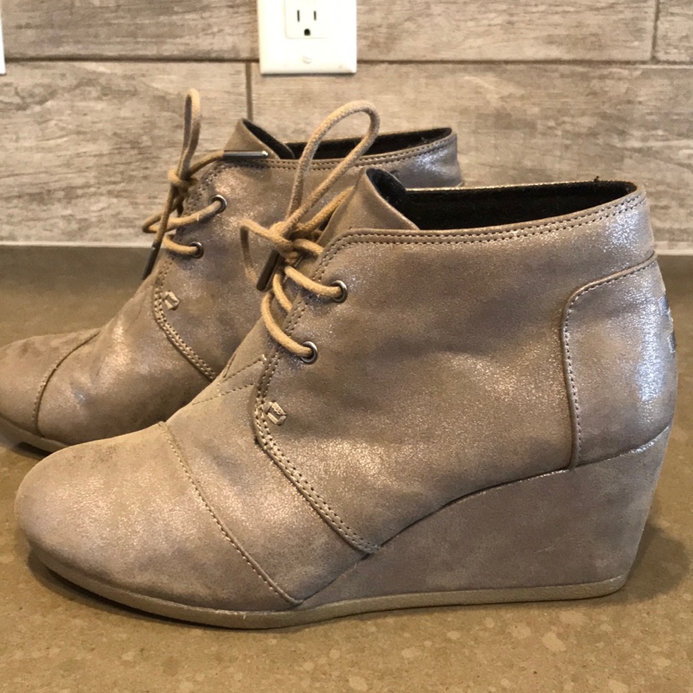 Toms Wedges 8.5, shimmery taupe *Like NEW*